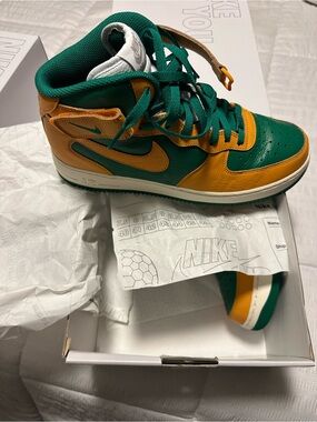 Nike High-Top Sneakers in Green & Yellow-Orange